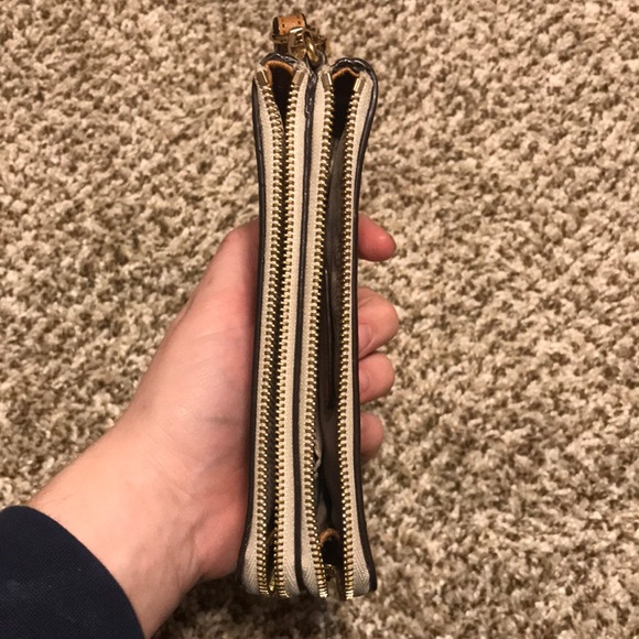 Micheal Kors Wristlet - Picture 7 of 8